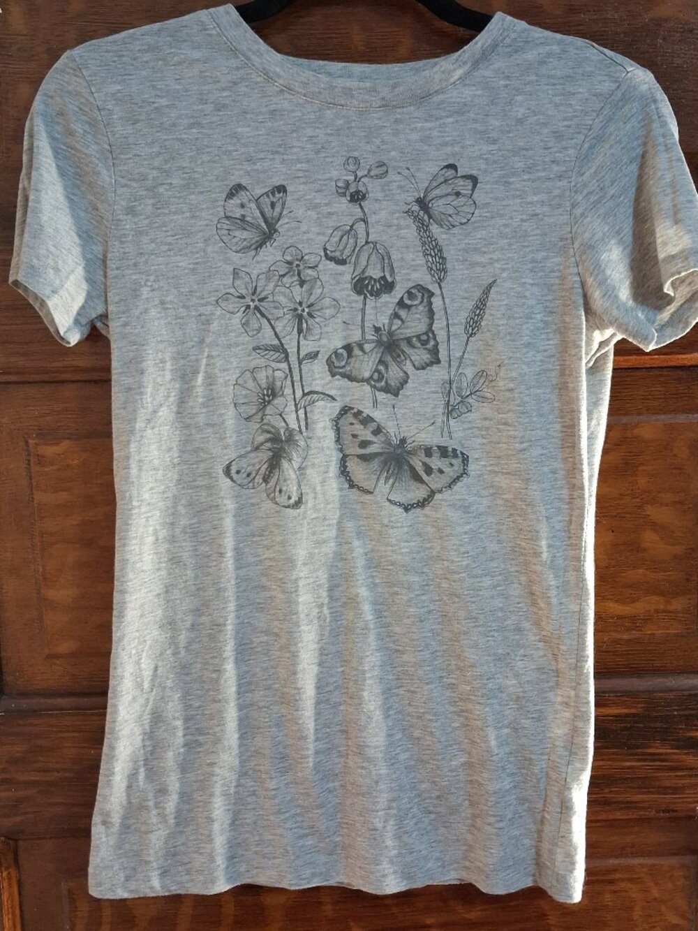 Aeropostale Classic Juniors Tee, Butterfly Floral Tee, Juniors Medium